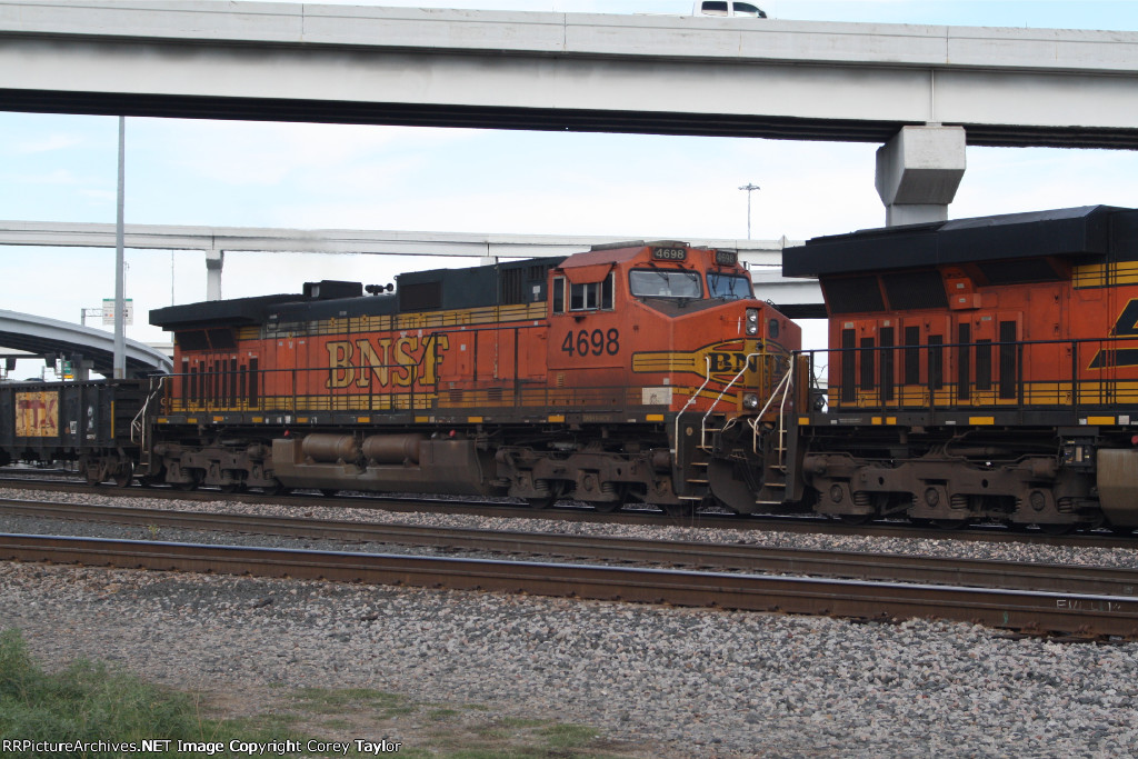 BNSF 4698